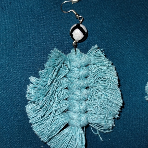 🦋🏵️🦋NWT Handmade Crackle Agate Earrings with Turquoise Feather Tassel - Picture 2 of 3